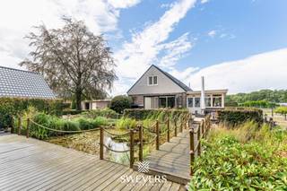 Voor meer info en foto’s, surf naar www.swevers.be – Hier komen rust, ruimte, privacy en een heerlijk vakantiegevoel samen. De voormalige boerderij werd grotendeels gerenoveerd met respect voor haar karakter, waarbij authentieke elementen, een warme zuiderse sfeer en hedendaags comfort harmonieus samengaan.<br />De woning beschikt over 6 slaapkamers, twee badkamers, een ruime leefruimte van ca. 45 m², keuken, bijkeuken en diverse bergingen. Een gezellige veranda, ingericht als sfeervolle manegebar, vormt een bijzondere plek om te genieten van het uitzicht over het domein en de paarden. Voor paardenliefhebbers is dit een droomlocatie. Het domein beschikt over drie paardenstallen, een zadelkamer, werkruimte en een multifunctioneel bijgebouw met plaats voor twee wagens. Daarnaast is er een ruime loods met indrukwekkende nokhoogte, geschikt voor voertuigen, machines, opslag of professionele activiteiten. Het uitgestrekte terrein biedt volop vrijheid en mogelijkheden. Het overdekte buitenterras met buitenkeuken vormt de ideale plek voor lange zomeravonden, gezellige etentjes en ontspannen momenten in alle privacy. Ondanks de landelijke en bijzonder rustige ligging bevindt het centrum van Leopoldsburg zich op minder dan vijf minuten. Ook winkels, scholen, horeca en openbaar vervoer zijn vlot bereikbaar. De nabijheid van Bosland biedt bovendien prachtige mogelijkheden voor wandel- en fietstochten. Een unieke eigendom waar wonen, buitenleven en paardenliefde samenkomen – een plek die u vooral moet ervaren. Voor meer informatie, bel 011 255 155. Bron bewoonbare oppervlakte: EPC – verslag.