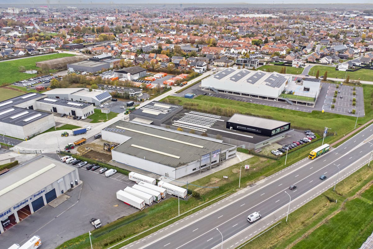 Bedrijfsgebouw te koop met zichtbaarheid vanop de Rijksweg. - foto 2