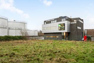 Gunstig gelegen kantoorgebouw van ± 860m² te Kuurne tussen Kortrijk en Harelbeke. Modern gebouw ingedeeld in 3 verdiepingen voorzien van landschapskantoren, afzonderlijke kantoorruimtes, sanitair en keuken op elk verdiep. Magazijn van 170m² Ruime parkeermogelijkheden op eigen terrein.