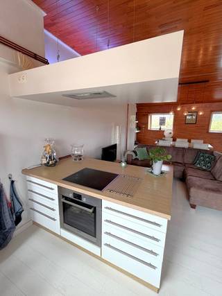 Appartement duplex 2 chambres<br />Appartement duplex aux 1er et 2e étages situé à proximité des commerces, des dunes et à courte distance de la plage. Il comprend deux chambres et une salle de bains moderne avec double lavabo, WC et douche à l’italienne. Espace de vie ouvert avec cuisine équipée. La terrasse est située à l’avant au rez-de-chaussée et peut être utilisée pour vélos, coin lounge ou décoration. Électricité conforme et bâtiment sans amiante.<br /><br />PEB : 238 kWh/(m²/an) – Label C<br />Plus d’infos et documents sur immodepanne.be