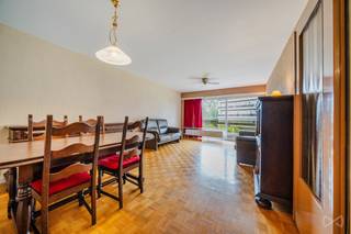 Evere – We Invest biedt dit mooie appartement met 3 slaapkamers aan, gelegen in een goed beheerd gebouw. ​​Het pand geniet van een ideale ligging nabij het Bon Pasteur-park, de begraafplaats van Evere en diverse voorzieningen (openbaar vervoer, winkels, scholen, restaurants, enz.). Het appartement dient gerenoveerd te worden en beschikt over terrassen en garageboxen. De indeling is als volgt: inkomhal met vestiairehoek, ruime en lichte woonkamer met toegang tot het eerste terras, aparte keuken (die eventueel opengetrokken kan worden), nachthal, drie slaapkamers met toegang tot het tweede terras, een vernieuwde doucheruimte met dubbele wastafel en aansluiting voor een wasmachine, een apart toilet en een kelder. Twee garageboxen zijn beschikbaar tegen een meerprijs (€ 25.000 per stuk). EPC-score: B-. Beschikbaar bij het verlijden van de akte. Zeker een bezoek waard! 02 217 22 91
