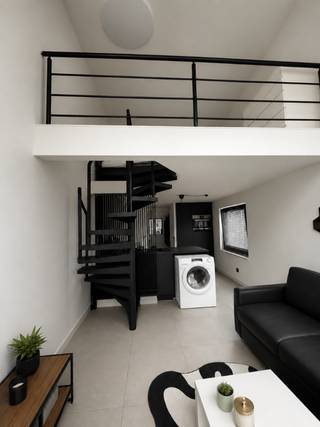 Zeer leuk, lichtrijke, moderne duplex studio in het bruisende hart van Antwerpen. Deze recent gerenoveerde studio (2019) biedt op de 1e verdieping een moderne keuken, apart toilet en leefruimte met hoge ramen. Via de trap worden het slaapgedeelte en de badkamer bereikt. Veel natuurlijk licht dankzij het indrukwekkende 4 meter hoge raam aan de voorzijde en twee ramen aan de zijkant. Modern afgewerkt en instapklaar. <br /><br />Zeer gunstig gelegen dicht bij het stadscentrum, op wandelafstand van stadspark, horeca en winkels. Vlot bereikbaar via openbaar vervoer (zowel metro/bus als station Antwerpen Centraal en Antwerpen Berchem vlakbij). <br /><br />Momenteel wordt dit appartement verhuurd voor ca 900 euro (sinds 10/2024) waardoor dit ook een mooi opbrengsteigendom kan zijn.<br /><br />Een ideale uitvalsbasis voor studenten, starters of investeerders.