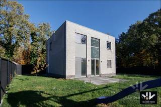 <strong><u>Moderne Gezinswoning aan de rand van de natuur</u> </strong><br /><br /><strong><u>TROEVEN </u></strong><br /> 
<ul>
	<li>Recente open bebouwing dd. 2013 grenzend aan <strong>natuurgebied</strong>, tegenover speeltuin de Kwaakvos</li>
	<li><strong>Energielabel A – 37 kwh/m2 </strong></li>
	<li>Mooie perceelsoppervlakte van 7 are 97 ca</li>
	<li>3 slaapkamers, open leefruimte met zicht op de tuin ( en ruimte voor een thuiswerkantoortje in de vide )</li>
	<li>Vloerverwarming in de hele woning, ventilatie D én warmtepomp / Airco</li>
</ul>
Deze moderne en instapklare woning heeft een logische indeling met op het gelijkvloers de inkomhal met vestiaire en toilet, de ruime woonkamer met de praktische en volledig uitgeruste keuken.<br /><br />Grenzend aan de keuken heb je de zeer ruime wasplaats/berging en verder nog een aparte technische ruimte met een eigen buitendeur, altijd handig voor fiets of brommer.<br />De zeer grote raampartijen in de leefruimte zorgen voor een maximum aan lichtinval en geven toegang tot het terras en de volledig omheinde achtertuin.<br />Via de trap vanuit de inkomhal komen we op het verdiep met centraal de overloop met ruimte voor een bureel. Hier tellen we 3 slaapkamers, een badkamer met douche en ligbad en een apart toilet.<br />Extra bergruimte is er in het vrijstaand tuinhuis met een overdekt zitgedeelte en een afsluitbare tuinberging.<br /><br />De woning is voorzien van een installatie met <u><strong>zonnepanelen</strong></u>, <strong><u>airconditioning</u></strong>, <strong><u>vloerverwarming </u></strong>en <u><strong>zonwering </strong></u>aan de zuidzijde.<br /><br />Een buitenkans op een toffe gezinswoning in een bosrijke en rustige omgeving.<br /><br />Interesse gewekt ?  Laat je gegevens achter of contacteer ons, wij leiden je graag persoonlijk rond. <br /> 