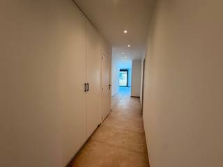Cet appartement de nouvelle construction vous offre les dernières nouveautés en matière de qualité de vie dans un quartier dynamique et calme autour de la Stalenstraat à Genk. En tant que premier occupant, vous profiterez d'une maison toute neuve, entièrement prête à emménager, qui a été peinte par des professionnels et déjà équipée de rideaux élégants et d'un éclairage intégré.<br /><br />Lors de la construction, la priorité absolue a été accordée à la qualité et au confort. L'architecture élégante et la lumière naturelle abondante à travers les grandes fenêtres offrent une vue dégagée et une atmosphère très agréable. L'appartement est extrêmement économe en énergie, équipé de panneaux solaires et d'une installation moderne et durable qui garantit de faibles coûts énergétiques. Vous disposez également d'un espace extérieur privé, d'une luxueuse salle de bain avec douche à l'italienne et double vasque, et d'une cuisine moderne entièrement équipée avec des appareils encastrés de haute qualité tels qu'un lave-vaisselle, une plaque à induction, un four et un réfrigérateur. La technologie et la sécurité ont également été prises en compte grâce à une connexion par fibre optique active pour Internet haut débit, à une vidéosurveillance, à une sonnette vidéo et à un hall d'entrée sécurisé.<br /><br />Le prix de location comprend également une place de parking privée et un garage avec évier. Votre vélo est toujours en sécurité dans le hangar commun couvert et, en consultation avec le propriétaire, il est possible de discuter des animaux de compagnie pour en faire un véritable foyer.<br /><br />L'emplacement est excellent. À distance de marche, vous trouverez de nombreux magasins et équipements quotidiens, notamment Delhaize, Action, Kruidvat, Wara Shop, des magasins spécialisés locaux et un nouveau Lidl de l'autre côté de la rue. Pour la culture, la détente et la gastronomie, rendez-vous dans les cafés, les restaurants cosmopolites, la très animée Vennestraat ou le site culturel C-mine. Les amoureux de la nature pourront se rendre directement à pied ou à vélo dans l'idyllique vallée de Stiemer. Des écoles, des centres sportifs, des garderies, des médecins généralistes et des dentistes se trouvent également à proximité, tandis que l'hôpital du Limbourg oriental, le centre de Genk et les routes principales sont facilement accessibles.<br /><br />Disposition : <br /><br />rez de chaussée :<br /><br />- hall d'entrée<br />- salon <br />- cuisine ouverte<br />- terrasse avec jardin<br />- 2 débarras<br />- salle de nuit<br />- toilettes<br />- salle de bain<br />- 2 chambres<br /><br />Supplémentaire : <br />- Un garage<br />- Jardin communautaire <br /><br />Le moyen le plus rapide pour visiter cet appartement ? Demandez votre visite via le bouton rouge de notre site Web (www.dewaele.com).<br /><br />Les rendez-vous ne peuvent pas être pris par téléphone. Pour toute autre question, vous pouvez nous contacter par téléphone au 011 30 50 50.<br /><br />À bientôt !