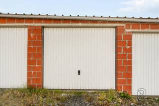 Bent u op zoek naar veilige en praktische opslagruimte of een betrouwbare parkeeroplossing? Deze set van 6 afgesloten garages biedt de...