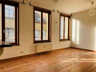 In Sint-Joost-ten-Noode en dicht bij de Europese instellingen, winkels en alle voorzieningen, aangename huis met 5 slaapkamers en 2 terrassen,...