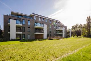 EMPLACEMENT<br /><br />Ce penthouse se trouve dans la nouvelle résidence Hugo Claus. Celle-ci est située au cœur d'un nouveau quartier résidentiel, un cadre de vie de qualité pour petits et grands.<br /><br />Vous y bénéficiez d’un emplacement extrêmement central, avec un accès rapide en voiture aux principaux axes routiers. La R4, mais aussi les écoles, les transports en commun et les grandes surfaces se trouvent à proximité.<br /><br />Cette résidence bénéficie d’un emplacement central, tout en offrant un cadre verdoyant, une architecture moderne et un confort de vie de qualité.<br /><br />PROJET ET FINITIONS<br /><br />La résidence Hugo Claus comprend 25 appartements neufs avec plusieurs places de parking souterraines.<br /><br />Cet appartement spacieux, doté d’une grande terrasse orientée sud, est équipé de tout le confort moderne. Il dispose notamment d’une pompe à chaleur et de panneaux solaires, ce qui lui confère un niveau E extrêmement économe en énergie.<br /><br />Cet appartement dispose d’un hall d’entrée spacieux, d’un très grand espace de vie baigné de lumière, d’une cuisine ouverte entièrement équipée, de 3 chambres, d’une salle de bains avec douche, d’un débarras et de toilettes séparées.<br /><br />L’achat d’une place de parking est obligatoire.<br /><br />Si vous recherchez un appartement neuf situé dans un emplacement central à Oostakker, à proximité de la R4, où vous bénéficierez d'un accès facile tout en étant entouré de verdure, contactez Fanny au 0472 01 51 51