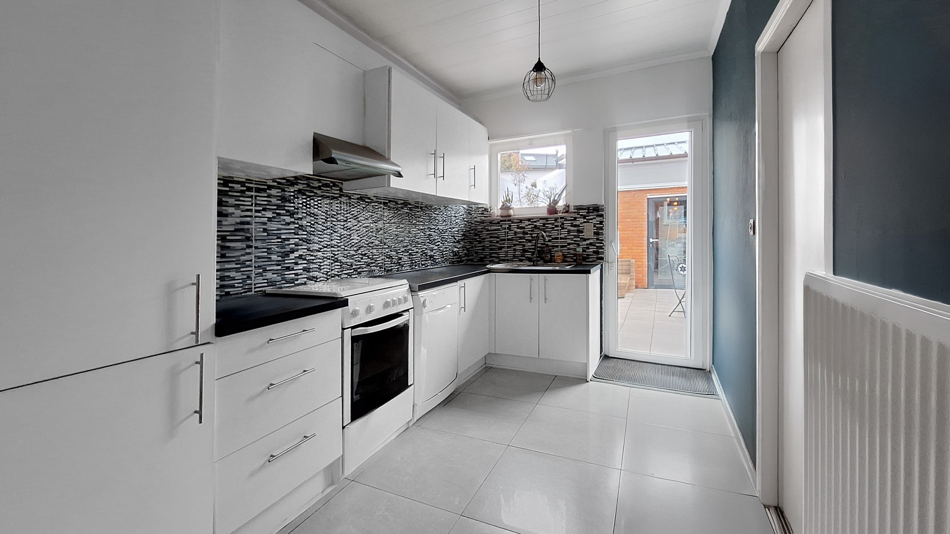 Gesloten bebouwing met 3 slaapkamers en tuin - foto 4