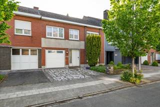 Welkom in de Koolkapperstraat 49 te Kortrijk 🌿. Deze volledig te renoveren gesloten bebouwing (met een grote bruikbare vloeroppervlakte van 171 m²) biedt een solide structuur en wacht op een totale esthetische en energetische transformatie!<br /><br /><strong>🧱 Totaalrenovatie:</strong><br />De woning verkeert in een te strippen toestand. Dit geeft u de unieke vrijheid om de indeling en het comfort volledig naar eigen hand en moderne smaak te zetten.<br /><br /><strong>📍 Ligging:</strong><br />De woning is gelegen in de Koolkappersstraat, op een zucht van het levendige stadscentrum van Kortrijk. De woning bevindt zich in Woongebied (Kortrijkse dorpskern). Met scholen, winkels, openbaar vervoer en belangrijke invalswegen (R8/E17) binnen handbereik, geniet u hier van een uitstekende mobiliteit. Alles is vlot bereikbaar te voet of met de fiets 🚴♂️🚗.<br /><br /><strong>🛋️ Indeling:</strong><br />Gelijkvloers:<br />Inkomhal die toegang geeft tot de achterliggende ruimtes. De leefruimte en salon dienen volledig te worden gemoderniseerd. Aansluitend bevindt zich een eenvoudige, verouderde keukenruimte. Achteraan is er een basis badkamer/wasplaats en een apart toilet. Via de achterzijde bereikt u de buitenruimte/koer, die omgevormd kan worden tot een gezellige stadstuin.<br /><br /><u>1ste verdieping:</u><br />De vaste open natuursteen trap leidt naar de eerste verdieping met slaapkamers. De ruimtes hebben een houten roostering en dienen volledig gestript en geïsoleerd te worden.<br /><br /><u>2de verdieping / zolder:</u><br />Bereikbaar via een vaste trap. Deze open ruimte onder het schuine dak biedt the perfecte mogelijkheid om na isolatiewerken extra slaapkamers of een master bedroom in te richten.<br /><br /><strong>🔑 Troeven van de woning:</strong><br />✔️ Uitstekend renovatieproject voor doe-het-zelvers of investeerders 🔨<br />✔️ Grote bruikbare vloeroppervlakte van 171 m² <br />✔️ Vaste trap naar de zolderverdieping voor extra uitbreidingsmogelijkheden ✨<br />✔️ Gelegen in woongebied in een rustige straat nabij het centrum van Kortrijk<br /><br /><strong>⚠️ Label F & Renovatieverplichting:</strong><br />De woning beschikt over een energiescore van 510 kWh/(m² jaar), wat overeenkomt met een EPC-label F. Het pand is dan ook onderhevig aan de Vlaamse renovatieverplichting (binnen de 5 jaar te renoveren naar minimaal label D). Dit is het ideale startschot om direct te investeren in moderne isolatie, hoogrendementsbeglazing en een energiezuinige verwarmingsinstallatie.