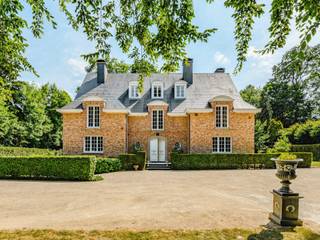 Gelegen in de gewilde wijk Hoogvorst, biedt deze klassieke villa met een bruto vloeroppervlakte (EPC) van 627 m² zes slaapkamers en een...