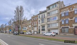 Dit appartement is gelegen op de tweede verdieping van een kleine residentie in de Vuurtorenwijk.<br />Het appartement is ingedeeld als volgt:<br />inkomhal met inbraakveilige en brandwerende voordeur, woonkamer met open zicht, aparte, ingerichte keuken met aansluitend balkon, 2 volwaardige slaapkamers, berging en badkamer met toilet, lavabo en douche.<br />Er is een private kelderberging aanwezig, alsook een gemeenschappelijke berging met fietshaken.<br />Het appartement beschikt over een EPC B en is dus energiezuinig! Het dak werd in 2020 vernieuwd en geïsoleerd. De zijgevel werd in 2025 vernieuwd en geïsoleerd.