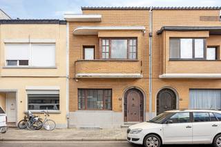 Op een uitstekende locatie nabij centrum Lier, bevindt zich deze ruime eengezinswoning met gezellige tuin.<br /><br />Deze charmante woning is gelegen op wandelafstand van station Lier alsook het centrum wat maakt dat winkels, scholen en openbaar vervoer makkelijk & snel bereikbaar zijn. Door de centrale ligging is er een vlotte connectie met de ring van Lier dewelke directe verbindingen geeft met omliggende gemeenten.<br /><br />We betreden de woning langs de inkomhal. Vervolgens geeft de nachthal toegang tot de aangename leefruimte met aparte zithoek, eetplaats en tussenplaats/bureauruimte. Aansluitend bevindt zich de keuken. Deze geeft op haar beurt connectie met de badkamer alsook met de gezellige tuin via de achterdeur. Via het terras bereiken we een geriefelijke tuinberging. De bergkelder is bereikbaar via de inkomhal. Alle ruimtes genieten maximale lichtinval door de aanwezige lichtkoepels.<br /><br />Terug in de inkomhal zorgt de vaste trap voor een toegang tot het 1 ste verdiep. Hier treffen we 3 gunstige slaapkamers. De masterbedroom geniet een prachtige erker, dewelke zorgt voor een aangenaam en ruimtelijk gevoel.<br /><br />Bijzonderheden: authentieke elementen, hoge plafonds, gewilde locatie, EPC label D - GEEN renovatieplicht!<br />Tevens ideaal als opbrengsteigendom - momenteel verhuurd!<br /><br />Bent u ook opzoek naar een veelzijdige woning op een kindvriendelijke toplocatie te Lier? Contacteer ons gerust voor een bezoek ter plaatse!