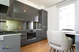 Deze prachtige duplex bevindt zich in het hart van Dendermonde, op wandelafstand van het Heldenplein en de Oude Vest.Op het gelijkvloers vindt u een...