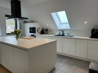 <p>Recent duplex appartement op de tweede verdieping gelegen in het centrum van 's Gravenwezel in een gebouw met lift en ondergrondse parking.<br /><br />Indeling: Inkomhal met gastentoilet. Mooie leefruimte ingedeeld in een open, volledig geïnstalleerde Miele keuken (oven, micro, keramische kookplaat, vaatwasser en koelkast) en een leefruimte met schuifraam naar het zuid georiënteerde terras met bergkast.<br />De berging/wasplaats beschikt over een uitgietbak en aansluiting wasmachine en droogkast. <br /><br />1e verdieping: twee slaapkamers en een badkamer voorzien van dubbele lavabo, toilet, bad en douche.<br /><br />Bijzonderheden: veiligheidsdeur - energiezuinig - ventilatiesysteem C - E-peil: 46 - EPC 76 kWh/m²<br />In de kelder zijn twee auto staanplaatsen en een privatieve berging inbegrepen in de prijs.<br />Maandelijkse kosten: 170 euro - Beschikbaar 1 december 2026. Vg-Wg-Gmo-Gvkr-Gvv</p>