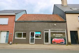 Dit magazijn bestaat uit een garage, een bureelruimte, een toilet, diverse opslagruimtes, een technische ruimte en een zolderverdieping. Er is...