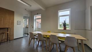 <p><span>All Inclusive Kantoorruimte Te Herent</span></p><p><span> </span></p><p><span>Ontdek dit instapklare kantoor van 60 m² in een gezellig bedrijvencentrum te Herent. Gelegen op de eerste verdieping van een kleinschalig gebouw, biedt deze ruimte de perfecte professionele uitstraling voor startende en kleinere bedrijven. Naast uw eigen afgesloten kantoor, heeft u toegang tot een breed scala aan gedeelde faciliteiten, waaronder een vergaderzaal, keuken met koffiehoek, eetruimte, zitruimte en sanitaire voorzieningen met douche. Geniet van het ruime terras en de buitenruimte.</span></p><p><span> </span></p><p><span>Dit kantoor is gemeubeld en de huurprijs is inclusief alle kosten voor nutsvoorzieningen zoals water, gas, elektriciteit, internet, brandverzekering en tuinonderhoud. Er zijn 2 parkeerplaatsen inbegrepen in de huurprijs en er is een laadpaal voor e-wagens beschikbaar. De locatie is uitstekend, met een vlotte bereikbaarheid via de E314 en gelegen langs de fiets-o-strade Leuven-Brussel. Het gebouw ligt op wandelafstand van bushaltes en de treinstations van Herent en Veltem.</span></p><p><span> </span></p><p><span>U komt terecht in een omgeving met een gezonde mix van kleine start-ups, lokale bedrijven en internationale bedrijven. De kantoorruimte  van 60m² is flexibel en kan meegroeien met uw bedrijf, met de mogelijkheid tot kortlopende projecten en overeenkomsten met korte opzegtermijnen.</span></p><p><span> </span></p><p><span>Bel vandaag nog naar 078/48 47 00 of mail naar: info@ap-p.be</span><span> </span></p>