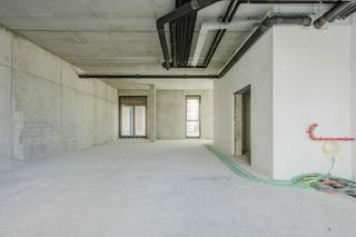 Kaai City introduceert een nieuwbouwproject aan de Havenkaai in Kortrijk. Dit vooruitstrevende concept omvat een reeks casco ruimtes van ca. 79 tot 191 m², ontwikkeld om uiteenlopende professionele invullingen mogelijk te maken.<br /><br />De ruimtes beschikken over grote raampartijen en een aangename plafondhoogte, waardoor ze licht, open en flexibel aanvoelen. Dankzij de casco oplevering kan elke eigenaar de indeling en afwerking volledig afstemmen op zijn eigen activiteit, van kantoor tot commerciële ruimte. Het gebouw wordt bovendien duurzaam verwarmd via aquathermie, wat bijdraagt aan een energiezuinig en toekomstgericht gebruik.<br /><br />Kaai City vormt een nieuwe blikvanger langs de Havenkaai. Het project sluit mooi aan op de dynamiek van deze vernieuwde stadsbuurt, waar water, wonen en werken op een moderne manier samenkomen.<br /><br />Voor wie comfort en bereikbaarheid essentieel zijn, kunnen ondergrondse parkeerplaatsen optioneel bijgekocht worden.<br /><br />Kaai City bevindt zich op een toplocatie aan de Havenkaai, op wandelafstand van centrum Kortrijk, nabij horeca, creatieve hubs en nieuwe stadsontwikkelingen. Een plek waar ondernemerschap, architectuur en waterbeleving samenkomen.<br /><br />Benieuwd naar de mogelijkheden binnen Kaai City?<br /><br />Contacteer ons voor meer info.