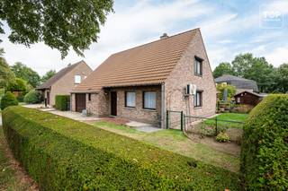 Deze karaktervolle woning is gelegen in een straat met veel groen, op wandelafstand van een lagere school, een huisartsenpraktijk en een goede verbinding met het openbaar vervoer. Ook met de fiets is alles vlot bereikbaar. Zo sta je na 15 minuten fietsen in het centrum van Gent en bereik je het station Gent-Sint-Pieters na een fietstocht van 20 minuten.<br />Bij het binnenkomen van de woning valt meteen het karakter van de inkomhal op. Vanuit de inkomhal heb je toegang tot de gezellige woonkamer, waar je geniet van een mooi zicht op de tuin. Aansluitend bevindt zich de keuken. Vanuit de keuken heb je toegang tot de veranda, die ideaal is om ook bij kouder weer te genieten van de prachtige tuin. Daarnaast biedt de keuken toegang tot de berging en de garage.<br /><br />Op de eerste verdieping beschikt de woning over 3 ruime slaapkamers en een kleine slaapkamer. De badkamer bevindt zich op het gelijkvloers naast de keuken. <br />Een absolute troef van de woning is de prachtig onderhouden tuin. Deze is ideaal om helemaal tot rust te komen en volop te genieten van het mooie weer.<br /><br />Troeven:<br /><br />• Ruime garage<br />• Zonnepanelen<br />• Prachtige tuin<br />• Karaktervolle afwerking<br /><br />Vrij bij akte.<br /><br />Is dit de woning waar je naar op zoek bent? Contacteer dan Top Vastgoed voor een bezoek via het nummer 0475 700 700.