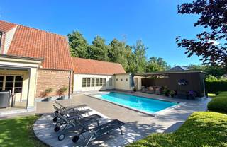 Ruime, uitstekend onderhouden villa in een rustige woonwijk in Brasschaat, met o.a. 4 slaapkamers, 3 badkamers, orangerie, bureel en dubbele...