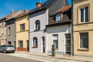 Mobiscore: 8,9/10EPC-score: A – energiezuinig wonenGezellig huis dicht bij Gent centrum. Het huis heeft 3 slaapkamers, zolder + kelder, terras en werd in 2022 gerenoveerd tot een EPC A-label. GelijkvloersJe komt binnen via de hal die naar de leefruimte en open keuken gaat. Via een schuifraam heb je toegang tot het terras. Er is een gastentoilet en wasberging met hoogrendementsketel (Vaillant).1e verdiepingOp de 1e verdieping bevindt zich de 1e slaapkamer en de badkamer. De badkamer heeft een inloopdouche, bad en dubbele wastafel. 2e verdiepingOp de 2e verdieping bevinden zich nog 2 grote slaapkamers. Vanop de hal heb je ook toegang tot de zolder.ExtraExtra: een kelder en een opslagplaats voor fietsen, bbq of werkmateriaal. De woning heeft een hemelwaterput van 3.000L. Het EPC A-label en de zonnepanelen (9) zorgen voor een minimum aan energieverbruik. Over GentbruggeDe woning ligt vlak aan de tramhalte ‘Moscou’ die vlot naar Gent Centrum gaat. Je auto parkeer je makkelijk in de straat of gratis op de publieke parking aan de tramhalte. Het huis ligt dichtbij op- en afrittencomplex Gentbrugge (R4/E17/N9). Supermarkten, scholen, winkels en eetgelegenheden zijn bereikbaar te voet en het historische centrum van Gent lig op fietsafstand. Troeven:* 3 slaapkamers* Gerenoveerd - 2022* TOP omgeving* EPC A, elektriciteit conform* Veel opslagruimte* Instapklaar, vrij op 1/10De algemene voorwaarden van Dewaele DIY kunt u steeds raadplegen via dewaele.com.Bestuursmaatregelen in het maatregelenregister: in aanvraag