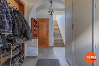 DENDERHOUTEM - Deze op te frissen woning is uitstekend gelegen, op een boogscheut van de dorpskern, met alle voorzieningen zoals supermarkten, scholen, winkels, sportcentrum en openbaar vervoer in de directe omgeving. Daarnaast geniet deze woning een heel goede bereikbaarheid door zijn ligging vlakbij de N45 en de op- en afritten van de E40.<br /><br />Naar indeling toe is de woning op het gelijkvloers voorzien van een inkomhal, een woonkamer, een ingerichte keuken, een apart toilet en een badkamer. Op de eerste verdieping bevinden zich 3 slaapkamers en een toilet. Verder beschikt de woning nog over een zolder, die mogelijkheden biedt, en een kelder. <br /><br />Buiten is de woning voorzien van een zeer ruime oprit, leuk terras en een garage.<br /><br />Naar comfort toe beschikt dit pand over centrale verwarming op stookolie, dubbele beglazing (ALU), isolatie op de zoldervloerplaat, vernieuwd dak (2018),... <br /><br />Kortom, bent u op zoek naar een op te frissen woning met 3 slaapkamers, ruime oprit en een garage op een uitstekende locatie te Denderhoutem? Aarzel dan niet en maak snel uw afspraak! Meer info of bezoek 053/60.65.60.<br /><br />De vermelde prijs is een richtprijs. Na ontvangst van de biedingen zal de verkoper beslissen of hij de eigendom verkoopt aan het beste bod. De richtprijs is aldus niet bindend voor de verkoper. Voor meer info kunt u ons contacteren of het reglement raadplegen op onze website.