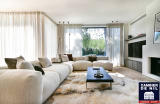 Magnifique villa de construction récente située sur un terrain de 950 m² au Zoute, à quelques pas du Royal Zoute Tennis Club. Les finitions ont...
