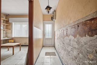 *** RESERVEER UW BEZOEK VIA WWW.POLARES.EU *** <br />In Kessel-Lo bevindt zich deze verrassend ruime halfopen bebouwing met een uitzonderlijk renovatiepotentieel. Een unieke opportuniteit voor wie op zoek is naar ruimte, licht en een topligging in de groene rand rond Leuven.<br />De woning geniet van een uiterst gegeerde ligging, op wandelafstand van het Provinciaal Domein Kessel-Lo en vlak bij het bruisende centrum van Leuven. Hier woont u rustig en groen, met alle voorzieningen, scholen, openbaar vervoer en ontspanningsmogelijkheden binnen handbereik.<br /><br />Wat deze eigendom echt bijzonder maakt, zijn de indrukwekkende volumes. Met een gevelbreedte van bijna 10 meter, een bewoonbare oppervlakte van meer dan 200 m² (exclusief zolder) en een perceel van bijna 8 are, biedt deze woning ongeziene mogelijkheden voor wie droomt van een ruime gezinswoning op maat.<br />De enorme zolderverdieping van maar liefst 70 m² vormt een absolute troef en biedt een zee aan ruimte voor het creëren van extra slaapkamers, een master suite, hobbyruimte of bureau. Achteraan geniet het perceel bovendien van een gunstige westelijke oriëntatie, ideaal om optimaal van de namiddag- en avondzon te genieten.<br /><br />Deze woning vormt de perfecte basis voor een stijlvolle totaalrenovatie waarbij ruimte, licht en locatie samenkomen in een uitzonderlijk woonproject.<br />Een buitenkans voor wie potentieel weet te herkennen op een absolute toplocatie in Kessel-Lo.
