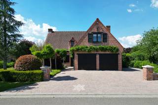 Ontdek deze charmante villa uit 1989 op een perceel van 1.064 m² in de rustige, groene villawijk Ten Bosse nabij het centrum van Deinze. De ligging...
