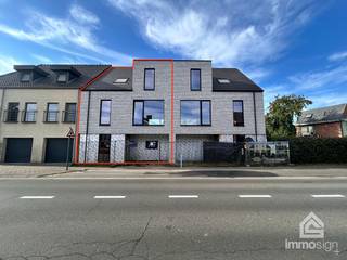 PLUSPUNTEN:<br />+ oppervlakte perceel: 155 m²<br />+ bewoonbare oppervlakte: 153 m²<br />+ 3 slaapkamers<br />+ nieuwbouw<br />+ ruim terras<br />+ carport aanwezig<br />+ zonnepanelen<br />+ warmtepomp<br />+ volledig afgewerkt!<br />+ aankoop casco+ mogelijk<br /><br />ALGEMEEN:<br />In het hart van Hamont-Achel bevindt zich deze nieuwbouw gezinswoning die modern wooncomfort combineert met een doordachte indeling. Met een bewoonbare oppervlakte van 153 m² is dit de ideale plek voor wie op zoek is naar een instapklare thuis in een rustige omgeving.<br /><br />Op het gelijkvloers vind je een uitnodigende inkomhal, praktische berging, wasplaats en een carport. Op de eerste verdieping komen keuken, eetruimte en zitruimte samen in een lichtrijke leefomgeving die uitkijkt op een ruim terras. De tweede verdieping herbergt drie comfortabele slaapkamers en een badkamer.<br /><br />Dankzij de aanwezigheid van een warmtepomp en zonnepanelen geniet je van energiezuinig wonen, terwijl de moderne afwerking zorgt voor een tijdloze uitstraling. Deze woning is volledig nieuwbouw en wordt klaar gemaakt om haar eerste bewoners te verwelkomen.<br /><br />Liever zelf de afwerking voorzien? Dat is ook mogelijk! De woning wordt ook als casco+ aangeboden. Meer info hierover? Bel of stuur gerust een mailtje.<br /><br />INDELING:<br />+0: inkomhal, berging, wasplaats, carport<br />+1: keuken, eetruimte, zitruimte, toilet<br />+2: nachthal, 3 slaapkamers, badkamer<br /><br />Wilt u graag een afspraak voor deze charmante gezinswoning te Hamont? Contacteer ons dan op +32 89 87 03 67 of via info@immosign-plus.be.