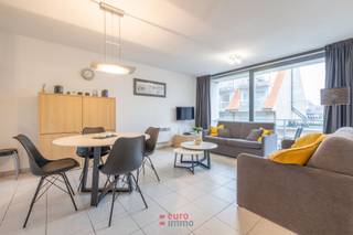 Modern gemeubelde studio op een steenworp van de Zeedijk en de winkelstraat. Deze studio geniet een zeer ruime oppervlakte en heeft veel lichtinval dankzijn de grote raampartij die toegang geeft tot het terras. De inrichting is uiterst smaakvol en knus en bovendien is de indeling ook nog eens praktisch. Kelderberging nummer 25/-2. <br />50 EUR voorschot op de syndicuskosten.<br />EPC = 182