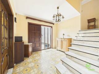 <p><span>Op een landelijke ligging tussen Herk-de-Stad en Hasselt, vinden we in Berbroek deze splitlevel woning terug.</span></p><p><span>Verschillende horeca, supermarkten, klein handel, scholen, … liggen allemaal op fietsafstand. </span></p><p><span>Diverse wandel- en fietsroutes in de omgeving zorgen voor een waaier aan ontspanningsmogelijkheden. </span></p><p><span> </span></p><p><span>De woning werd gebouwd begin jaren ’70 en steeds zeer goed onderhouden. </span></p><p><span>Ze beschikt over een kruipkelder waardoor toekomstige renovaties een stuk gemakkelijker zullen zijn. </span></p><p><span> </span></p><p><span>Op straatniveau beschikt de woning over een ruime inpandige garage met achtergelegen wasplaats/strijkkamer. Hier vinden we ook een apart toilet terug. </span></p><p><span>De centrale inkomhal op de tussenverdieping geeft ons toegang tot de keuken en de leefruimte. Hier werd het zitgedeelte aan de voorzijde ondergebracht en de eetkamer achteraan. De keuken is uitgerust met de nodige toestellen en beschikt over voldoende opbergruimte. Van hieruit is er toegang tot het terras. </span></p><p><span>Op de bovenverdieping vinden we twee grote slaapkamers, een kinderkamer en een uitgeruste badkamer terug. </span></p><p><span>De zolder is bereikbaar via een vaste trap en biedt nog eventuele uitbreidingsmogelijkheden. </span></p><p><span> </span></p><p><span>Dankzij de zuidwestelijke oriëntatie geniet men in de tuin tot laat in de dag van de zon.</span></p><p><span>Er werd een extra terrasje voorzien en een handig tuinhuis. </span></p><p><span>Achteraan is er nog een extra bos inbegrepen van 31a 98ca.</span></p><p><span> </span></p><p><span>Pluspunten:</span></p><p><span>- zeer rustige ligging</span></p><p><span>- kortbij de centra</span></p><p><span>- volledig onderkelderd</span></p><p><span>- groot bos achteraan</span></p><p><span> </span></p><p><span>De vermelde bewoonbare oppervlakte is de netto-oppervlakte van de woning met uitzondering van de zolder en bijgebouwen.</span></p>
