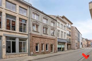 <p>In een rustige en karaktervolle straat in het centrum bevindt zich dit aantrekkelijk opbrengstgebouw met drie ruime en energiezuinige appartementen. De verzorgde voorgevel en het nette interieur, zichtbaar in de fotoreeks, weerspiegelen meteen de zorg waarmee het pand werd onderhouden. Dankzij de praktische indelingen en hedendaagse afwerking geniet elk appartement van een sterke verhuurbaarheid.<br /><br />Het gelijkvloerse appartement biedt een royale leefruimte met open keuken, twee slaapkamers, een praktische dressing en een ruime badkamer met ligbad. Op de eerste verdieping bevindt zich een tweede appartement met een lichtrijke leefruimte, moderne keuken en twee goed ingedeelde slaapkamers. De badkamer en het aparte toilet sluiten logisch aan op de leefzones, wat zorgt voor een rustige en overzichtelijke woonindeling.<br /><br />Het derde appartement vormt een belangrijke troef: een duplex met drie slaapkamers, verdeeld over twee niveaus. De eerste woonlaag omvat een ruime living, open keuken en eetplaats, twee slaapkamers en een badkamer. Via de interne trap bereikt men de zolderverdieping met een derde slaapkamer en extra bergruimte, wat dit appartement bijzonder veelzijdig maakt.<br /><br />Met zijn sterke energetische prestaties, eigentijdse leefruimtes en duidelijke groeimarge in huurinkomsten combineert dit gebouw zekerheid met toekomstpotentieel. Een zorgeloze en waardevaste investering voor wie op zoek is naar een opbrengsteigendom met bewezen aantrekkingskracht.</p>