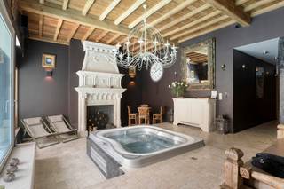 Commerciële Ruimte (222 m²)Op het gelijkvloers bevinden zich twee volledig uitgeruste en succesvol geëxploiteerde badhuizen, samen goed voor...