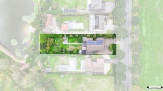 <p>Unieke laagbouwwoning met 4 slaapkamers op een royaal perceel van 1.452 m²</p><p>Deze ruime en praktische laagbouwwoning combineert comfortabel gelijkvloers wonen met een uitzonderlijk groot perceel van 1.452 m².<br />Via de inkomhal bereikt u de ruime leefruimte met een gezellig zitgedeelte en houtkachel. De keuken werd geplaatst door Vermeiren Keukens. Deze is volledig uitgerust met spoeltafel, vaatwasser, ijskast, diepvriezer, combi-oven, inductiekookplaat en cooker-kraan. Vanuit zowel de keuken als de leefruimte is er rechtstreeks toegang tot de tuin.</p><p>Aansluitend aan de keuken bevindt zich de praktische achterinkom met aansluitingen voor wasmachine en droogkast.</p><p>Het nachtgedeelte beschikt over 4 volwaardige slaapkamers (ca. 9,5m² , ca 16m² , ca 13,5m² en ca 16m²) . De badkamer werd dit jaar vernieuwd en is uitgerust met een ruime inloopdouche met antisliplaag, groot lavabomeubel, toilet, handdoekdroger en heel wat opbergruimte. In de inkomhal bevindt zich bovendien een extra apart toilet.</p><p>Bijzonderheden:<br />- Verwarming elektrisch dmv plafondpanelen.<br />- 40 zonnepanelen en 1 zonnecollector (2019), gecombineerd met een terugdraaiende teller. <br />- Rolluiken <br />- Dak behandeld tegen schimmel en poreusheid.<br />-  EPC-label D - geen renovatie verplichting<br /> </p>