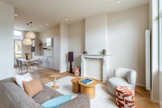 Dit instapklare appartement maakt deel uit van een recente totaalrenovatie waarbij het volledige gebouw met kwalitatieve materialen werd vernieuwd. Het appartement bevindt zich op de tweede verdieping van een karaktervolle herenwoning met slechts vier units, wat zorgt voor een aangenaam en kleinschalig woongevoel.<br /><br />De leefruimte is ruim en lichtrijk, met authentieke elementen zoals hoge plafonds, een sierschouw en parketvloer die zorgen voor een warm karakter. De open keuken met eetruimte sluit hier mooi op aan en is volledig en praktisch ingericht.<br /><br />Aan de achterzijde bevinden zich een volwaardige slaapkamer en een mooi afgewerkte badkamer met douche en wastafel.<br /><br />Gelegen in de statige Eglantierlaan, één van de meest gegeerde straten van Wilrijk, woon je hier in een groene en aangename omgeving tussen karaktervolle herenwoningen. Op wandelafstand vind je Park Den Brandt en het Nachtegalenpark, terwijl winkels, scholen en openbaar vervoer zich vlakbij bevinden. Ook de verbinding naar Antwerpen is bijzonder vlot en met de fiets sta je zo op het Zuid.<br /><br />Kortom, een instapklaar appartement met karakter en charme, ideaal voor wie comfortabel wil wonen op een gegeerde locatie.<br /><br />Epc: B, P-score: A, G-score: A, Wg-Vg-Gmo-Gvv-Gvkr