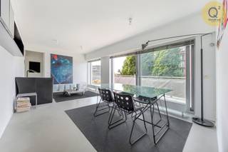 Exclusief penthouse met royale terrassen op een absolute toplocatie<br /><br />Op zoek naar een thuis waar licht, ruimte en ultieme privacy samenkomen? Dit uitzonderlijke penthouse aan de Lodewijk van Sullstraat biedt een zeldzame combinatie van wooncomfort, luxe en een uitstekende bereikbaarheid.<br /><br /><br />Zodra de lift de bovenste verdieping bereikt, ervaart u meteen het gevoel van exclusiviteit. De lift komt namelijk rechtstreeks uit in de hal waar zich enkel de voordeur van dit appartement bevindt. Bij het binnentreden valt meteen de aangename sfeer en de royale indeling op. Het penthouse beschikt over twee grote slaapkamers en een veelzijdige derde slaapkamer, die momenteel perfect is ingericht als thuisbureau.<br /><br /><br />Het absolute kroonjuweel van de woning zijn de twee fantastische terrassen van respectievelijk 36 en 43 vierkante meter. Hier geniet u van 's ochtends vroeg tot 's avonds laat in alle rust van de zon, het buitenleven en een panoramisch uitzicht.<br /><br /><br />De ligging van het pand is al even indrukwekkend. Dankzij de nabijheid van uitstekend openbaar vervoer, waaronder frequente bus- en tramverbindingen, bent u in een handomdraai in het stadscentrum of op de belangrijkste bestemmingen in de regio. Ook met de auto heeft u een snelle en vlotte aansluiting op de belangrijkste invalswegen. Bovendien bevindt zich alles wat u dagelijks nodig heeft op wandel- en fietsafstand: van supermarkten en ambachtelijke winkels tot scholen, gezellige horeca en groenzones.<br /><br /><br />Met een gunstige energieprestatie EPC-label C kent de woning bovendien een degelijke energie-efficiëntie. Bij het penthouse hoort een verplicht aan te kopen combinatie (beide 25.000€) van een ruime kelderberging en een comfortabele autostaanplaats.<br /><br /><br />EPC: label 'C'<br />