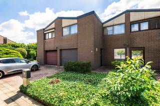<p><span>In een rustige straat in Machelen vindt u deze goed onderhouden en charmante woning met garage, tuin en vier slaapkamers. Doorheen de jaren werden onder meer het dak, de ramen, de ketel, de ontkalker en de badkamer vernieuwd, waardoor de woning een verzorgde en comfortabele basis biedt voor wie op zoek is naar een praktische gezinswoning.</span></p><p><span>Via de inkomhal betreedt u de woning, met toegang tot een apart toilet en de leefruimte van 28,5 m². Deze aangename leefruimte sluit mooi aan op de eetkamer en open keuken, waardoor er een vlotte verbinding ontstaat tussen koken, tafelen en ontspannen. Zowel de keuken als de eetkamer geven rechtstreeks uit op de buitenruimte. De tuin is mooi afgebakend en bestaat uit een terras en groenzone, aangevuld met een praktisch tuinhuis. Hier geniet u van een rustige plek om buiten te eten, kinderen te laten spelen of gewoon even te ontspannen na de werkdag. Op het gelijkvloers bevinden zich daarnaast nog een kleine berging en een aparte garage. Op de eerste verdieping zijn er vier slaapkamers en een vernieuwde badkamer, wat de woning bijzonder geschikt maakt voor gezinnen of wie extra ruimte zoekt voor bureau, hobby of logeerkamer.</span></p><p><span>Een verzorgde woning met tuin, garage en vier slaapkamers op een rustige ligging in Diegem. Plan vandaag nog uw bezoek en ontdek zelf het wooncomfort dat deze woning te bieden heeft.</span></p><p><span> </span></p>