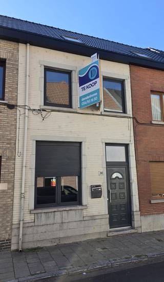 TE KOOP in Centrum Aalst nabij scholen en openbaar vervoer,met vlotte verbinding naar alle toegangswegen en op wandelafstand van de winkelstraten: Woning met 3 slaapkamers, terras/koer van 21 m² en mooi afgewerkt bijgebouw (11 m²) met potentieel. Indeling; op het gelijkvloers: inkomhal, salon/woonkamer (27 m²), hal, apart toilet, badkamer met douche, lavabomeubel, aansluiting wasmachine, eetplaats met ingerichte open keuken, koer/terras en bijgebouw. op de 1ste verdieping vinden we de masterbedroom van maar liefst 18 m², nachthal en toilet. Op de 2de verdieping bevinden zich nog 2 slaapkamers en nog een 3de toilet. De woning kreeg een nieuw dak en de 1ste en 2de verdieping zijn volledig vernieuwd aan binnenzijde. Tevens werd de woning volledig geschilderd waardoor ze effectief instapklaar is! CV op aardgas, EPC-score 'B'. elektrische keuring conform, asbestveilige woning. Interesse? Kom ze ontdekken en contacteer ons voor meer info of afspraak voor bezoek via email: info@denderimmo.be of op nr 054 50 16 50.