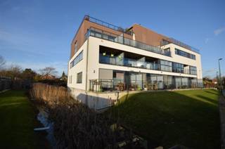 <p>Dit gelijkvloers appartement is gelegen in een rustige verkaveling aan het OLV-ziekenhuis, op fietsafstand van het stadscentrum en vlakbij invalswegen. Het appartement omvat een inkomhal, woonkamer met open keuken, aangrenzend zonneterras, berging, apart toilet, slaapkamer en badkamer. Volledig instapklaar: geïnstalleerde keuken, lichtarmaturen en verduisterende gordijnen. Verder beschikt het appartement over een ondergrondse staanplaats (en lift). Gemeenschappelijke kosten: 50 euro. Vrij vanaf 1 september 2026.</p>