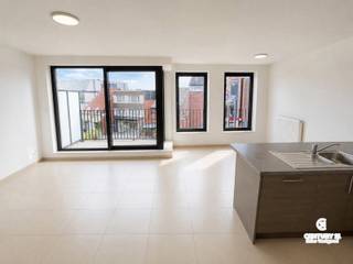 Centraal gelegen 2slpk appartement<br />Te midden van het gezellige en bruisende centrum van Oud-Turnhout vindt u dit recente en hoogwaardig afgewerkte appartement op de tweede verdieping van deze kleinschalige gemeenschap terug.<br /><br />Met de lift of trap komt u tot op de tweede verdieping van het appartement aan. Aan de gang grenst het toilet met handenwasser alsook de bijzonder ruime woonkamer met veel natuurlijke lichtinval. Vanuit de woonkamer kunt u op het zonneterras komen via een schuifraam waar het heerlijk vertoeven is. De keuken is ook ruim van opzet, deze is betrokken bij de leefruimte en is uitgerust van alle hedendaagse gemakken voor iedere keukenprins(es). Hiernaast ligt de bergplaats waar aansluiting is voor wasmachine en droogkast<br /><br />Aan de achterzijde van het appartement bevinden zich nog 2 slaapkamers. Een zeer nette badkamer is uitgerust met een inloopdouche aan en een dubbele wastafel in een fraai meubilair.<br /><br />Als kers op de taart maakt de ruime garagebox die je recht in rijdt het geheel compleet. Deze zijn ook inbegrepen in de prijs.<br /><br />***BEZOEKEN WORDEN ENKEL VOORZIEN NA ONTVANGST VAN VOLLEDIG INGEVULDE INFORMATIEFICHE VOOR KANDIDAATHUURDERS DIE U VERKRIJGT NA AANVRAAG VIA HET ZOEKERTJE OP DE IMMO SITE OF mail ons op info@echovastgoed.be***