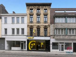<h1><span>IMMEUBLE MIXTE À FORT POTENTIEL DINVESTISSEMENT</span></h1><h2><span>CHARLEROI CENTRE RUE DE MARCINELLE 15</span></h2><p><span>TREVI La Propriété vous présente cet immeuble de rapport mixte idéalement situé au coeur de Charleroi, dans un environnement urbain dynamique bénéficiant d'une excellente visibilité commerciale et dune proximité immédiate avec les principaux services du centre-ville.</span></p><p><span>La situation constitue un véritable atout : la gare de Charleroi-Central, les transports en commun, le centre commercial Rive Gauche, les commerces, les écoles, les administrations et les principaux axes routiers sont rapidement accessibles. Une implantation stratégique, parfaitement adaptée à une activité commerciale, professionnelle ou à un investissement locatif.</span></p><p><span>L'immeuble séduit également par sa façade de caractère, associant un rez-de-chaussée commercial contemporain à une architecture ancienne élégante et ornementée. Un accès indépendant dessert les étages, facilitant ainsi la coexistence des différentes affectations.</span></p><h3><span>Composition du bien</span></h3><p><span>Le rez-de-chaussée accueille une surface commerciale d'environ </span><span>161 m²</span><span>, actuellement occupée par la compagnie d'assurances </span><span>Yuzzu</span><span>, générant un revenu locatif de </span><span>1.500€ par mois</span><span>. Sa large vitrine à rue lui assure une excellente visibilité et une présence commerciale particulièrement intéressante.</span></p><p><span>Les étages comprennent actuellement deux appartements :</span></p><ul><li><span>Un appartement d'environ </span><span>60 m²</span><span>, composé d'un hall d'entrée, d'un séjour, dune cuisine, dune chambre et dune salle de bains. Son loyer potentiel est estimé à environ </span><span>850€ par mois</span><span>.</span></li><li><span>Un appartement d'environ </span><span>124 m²</span><span>, comprenant un séjour, une cuisine, deux chambres, une salle de bains, un WC séparé, un dressing, un hall de nuit ainsi qu'un grenier. Son loyer potentiel est estimé à environ </span><span>950€ par mois</span><span>.</span></li></ul><p><span>Le revenu locatif potentiel de l'ensemble s'élève ainsi à environ </span><span>3.300 par mois</span><span>, soit </span><span>39.600 par an</span><span>, hors valorisation du bâtiment annexe.</span></p><h3><span>Un potentiel de développement supplémentaire</span></h3><p><span>À l'arrière de la propriété se trouve un bâtiment annexe d'environ </span><span>100 m²</span><span>, offrant d'intéressantes possibilités d'aménagement. Sous réserve de l'obtention des permis et autorisations urbanistiques nécessaires, cet espace pourrait notamment permettre la création de deux logements supplémentaires et accroître sensiblement la rentabilité globale de l'investissement.</span></p><p><span>Selon les informations graphiques disponibles, la parcelle serait cadastrée sous la référence </span><span>52011D0083/00F000</span><span> et présenterait une contenance d'environ </span><span>390 m²</span><span>. Ces renseignements sont communiqués à titre indicatif et devront être confirmés par les documents officiels.</span></p><p><span>Grâce à ses revenus existants, à la présence d'un locataire commercial, à ses volumes généreux et à son potentiel de développement, cet immeuble constitue une opportunité rare pour un investisseur souhaitant acquérir un actif mixte au coeur de Charleroi.</span></p><p><span>Les affectations, possibilités de division ou de transformation ainsi que la conformité des unités devront être vérifiées auprès des administrations compétentes.</span></p><h3><span>Renseignements et visites</span></h3><p><span>TREVI La Propriété</span><span><br />Boulevard Audent 17 6000 Charleroi<br /></span><span>071 33 37 69</span><span><br /></span><span><span>www.lapropriete.be</span></span></p>