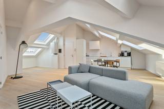 <p><span>Dit recent gerenoveerd appartement is gelegen op de hoogste verdieping van een kleinschalig gebouw (4 units) zonder lift nabij het Groen Kwartier en Berchem Station. Dankzij de vele raampartijen geniet het appartement enorm veel lichtinval. De keuken is volledig geïnstalleerd met alle toestellen, de badkamer heeft een inloopdouche, handdoekradiator en dubbele lavabo, het toilet is apart. Daarnaast zijn er nog 2 volwaardige slaapkamers, telkens met een ingemaakte kast. </span></p><p><span>Het appartement is momenteel gemeubeld verhuurd aan €1.260/maand. </span></p><p><span>Mis deze kans niet!</span></p><p><span> </span></p>
