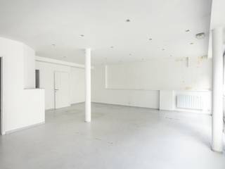 Espace commercial spacieux et lumineux
Ce commerce polyvalent offre un espace ouvert, spacieux et lumineux, bénéficiant d’une agréable lumière naturelle grâce à ses grandes baies vitrées. Son agencement ouvert offre de nombreuses possibilités et permet d’adapter facilement l’espace à différentes activités professionnelles.
Le bien dispose d’une finition sobre et neutre, permettant une personnalisation complète selon les besoins de votre activité, qu’il s’agisse d’un commerce, d’un bureau, d’un cabinet ou de toute autre activité professionnelle.
Une belle opportunité pour les entrepreneurs à la recherche d’un espace commercial polyvalent, lumineux et facilement aménageable.