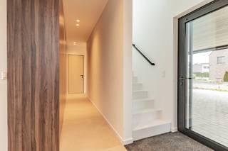 Deze nieuwbouwwoning is gelegen in een doodlopende straat in het centrum van Dessel.<br /><br />Op het gelijkvloers bestaat deze energiezuinige woning uit een lichtrijke woonruimte met een open keuken en kookeiland. Verder is er een apart toilet en inkomhal met een volledige kastenwand.<br />Op het eerste verdiep zijn er 3 ruime slaapkamers, een apart toilet en een badkamer met douche en dubbele lavabo.<br /><br />In de kelder is er een ruimte voor het wasmachine en droogkast.<br /><br />Twee auto's kan u parkeren onder de carport voor de woning en in de tuin is er een tuin/fietsenberging.