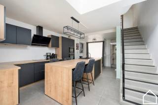 Deze energiezuinige woning uit 2021 biedt de ideale kans als investering, eerste woonst zonder zorgen of een gezellige gezinswoning met zijn EPC A, 4 slaapkamers, tuin en garage op een ideale uitvalsbasis richting Ieper, Poperinge, Heuvelland,...<br /><br />ONTDEK DEZE WONING VIA DE VIDEO: https://youtube.com/shorts/wPeVEykwALc<br /><br />INDELING<br /><br />*GLV: oprit (5m x 2m) - inkomhal (3,98m²) met apart toilet en handwasbakje - (was)berging (6,07m²) - open keuken met een eiland (26,47m²) bestaande uit een heteluchtoven, microgolfoven, frigo, vaatwasser, inductiekookplaat en spoelbak - leefruimte (26,51m²) - terras (18,4m²) - tuin (80m²) - garage met sectionale poort (25,38m²)<br /><br />*1STE VERDIEPING:<br />Nachthal (8,32m²) met apart toilet - 2 slaapkamers/en of 1 bureauruimte en 1 slaapkamer (15,12m² - 8,4m²) - badkamer met inloopdouche, wastafel met dubbele wastafel (8,10m²)<br /><br />*2DE VERDIEPING:<br />Nachthal (4,82m²) - 2 SLPKS (11,52m² - 10,10m²) - aparte berging (5,43m²)<br /><br />*ZOLDER (12,85m²)<br /><br />*EXTRA: conforme elektrische keuring - 2021 gebouwd - 10.000L - zonneboiler - ventilatiesysteem - keukenapparatuur van SMEG<br />