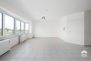 <h3>Licht en centraal gelegen appartement met prachtig zicht op het station van Eeklo</h3>

<p>Op zoek naar een comfortabel appartement op een <strong>centrale en uitstekend bereikbare locatie in Eeklo</strong>? Dit aangename appartement, gelegen op de <strong>derde verdieping</strong>, biedt een mooi uitzicht over het station en geniet dankzij de ligging en de grote raampartijen van een bijzonder aangename <strong>lichtinval</strong>.</p>

<p>De ligging is een absolute troef: <strong>winkels, scholen, openbaar vervoer, het park en de sporthal met zwembad</strong> bevinden zich allemaal op wandelafstand. Ook wie dagelijks pendelt, geniet hier van een bijzonder praktische woonomgeving.</p>

<p>Het appartement beschikt over een <strong>ruime leefruimte met veel natuurlijk licht</strong>, aansluitend op een <strong>nieuwe open keuken</strong> die zorgt voor een moderne en gezellige woonbeleving.</p>

<p>Verder zijn er <strong>één ruime slaapkamer en twee kleinere slaapkamers</strong>, ideaal als kinderkamer, bureau, dressing of hobbyruimte. Achteraan bevindt zich bovendien een <strong>terras</strong>, een fijne plek om even te ontspannen.</p>

<p>Ook parkeergelegenheid is in de omgeving aanwezig.</p>

<p><strong>Troeven op een rijtje:</strong></p>

<ul><li>Gelegen op de derde verdieping</li><li>Prachtig zicht op het station van Eeklo</li><li>Zeer centrale ligging</li><li>Winkels, scholen en openbaar vervoer op wandelafstand</li><li>Nabij park en sporthal met zwembad</li><li>Veel natuurlijke lichtinval</li><li>Nieuwe open keuken</li><li>1 grote slaapkamer + 2 kleinere slaapkamers</li><li>Terras aan de achterzijde</li><li>Parkeergelegenheid</li></ul>

<p><strong>Een ideale woonplek voor wie centraal, comfortabel en praktisch wil wonen, met alle voorzieningen binnen handbereik.</strong> Zeker een bezoek waard!</p>