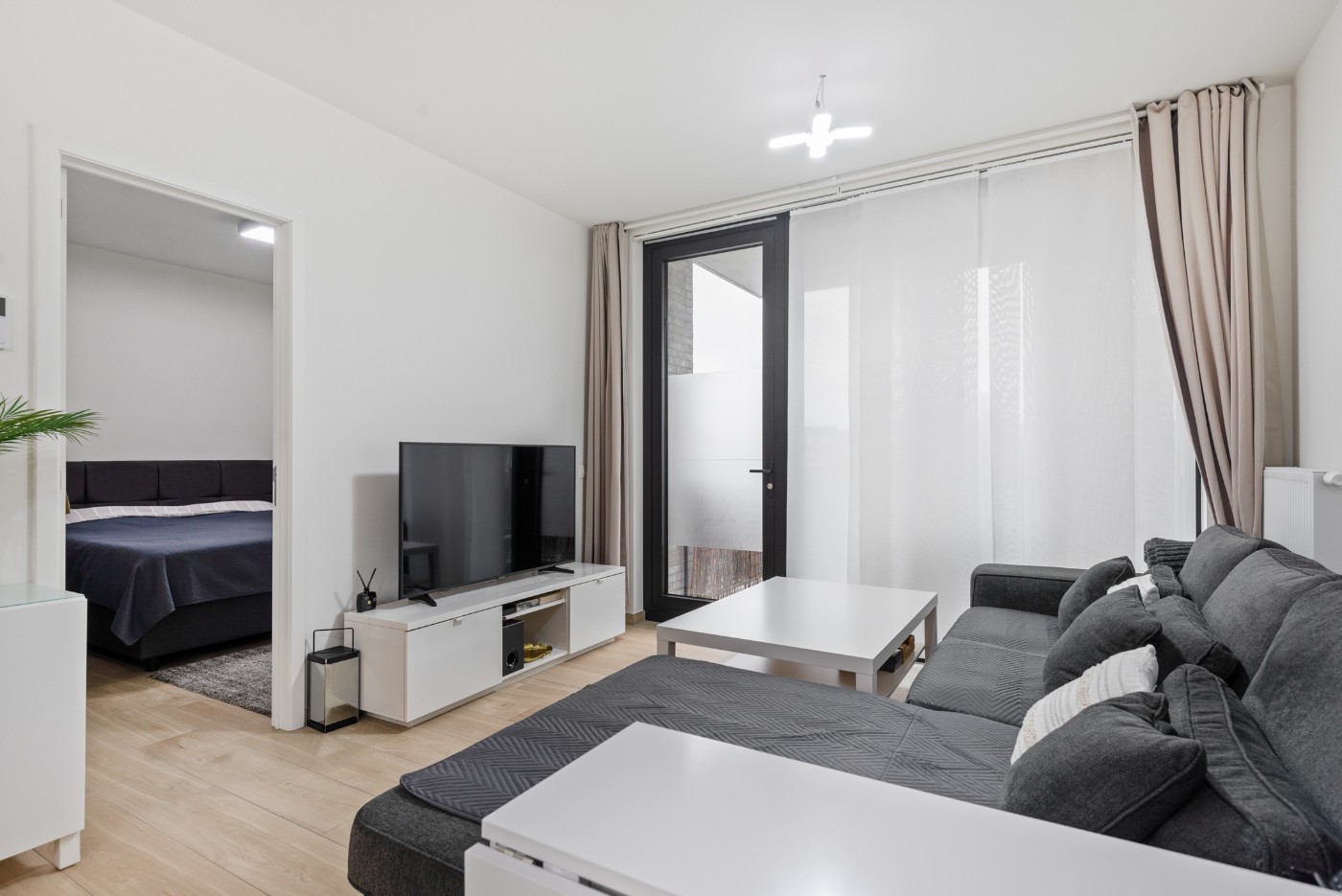 Instapklaar app. op 2e verd. met 1 slpk., terras, kelderberging en autostaanplaats. - foto 2