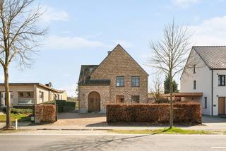 Deze prachtige open bebouwing uit 2008 verkeert in uitstekende staat van onderhoud en is volledig instapklaar. De woning is energiezuinig...