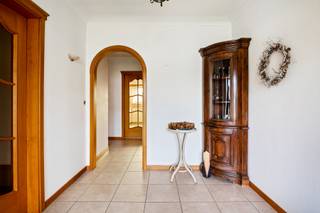 Gunstig gelegen, te moderniseren woonhuis op een perceel van ca. 1.140 m².Indeling en omschrijving:U komt binnen via de inkomhal, waar het...