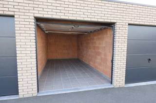 Deze garagebox bevindt zich in een verzorgd garagecomplex met toegang via de Odiel Defraeyestraat. De box biedt een veilige en droge ruimte voor het parkeren van een voertuig of het stockeren van goederen. Dankzij de goede bereikbaarheid en de centrale ligging vormt dit een ideale oplossing voor wie nood heeft aan extra ruimte in de omgeving.<br /><br />De garage heeft een binnen afmeting van 2,75 meter breed en 5,75 meter diep en is uitgerust met een sectionaalpoort. Ze is volledig gevloerd en volledig geïsoleerd.<br />Momenteel is er geen elektriciteitsaansluiting aanwezig. <br /><br />Extra troef : Onmiddellijk beschikbaar.<br /><br /><strong>Interesse in het huren van deze garage ? </strong><br />Ga naar de website www.dicasa.be, klik op de garage dat je wenst te huren. Via de knop "Bezoek aanvragen" vragen we u kort een profiel in te vullen.<br />Daarna nemen we contact op voor een bezoek. Telefonisch kunnen er geen afspraken gemaakt worden.